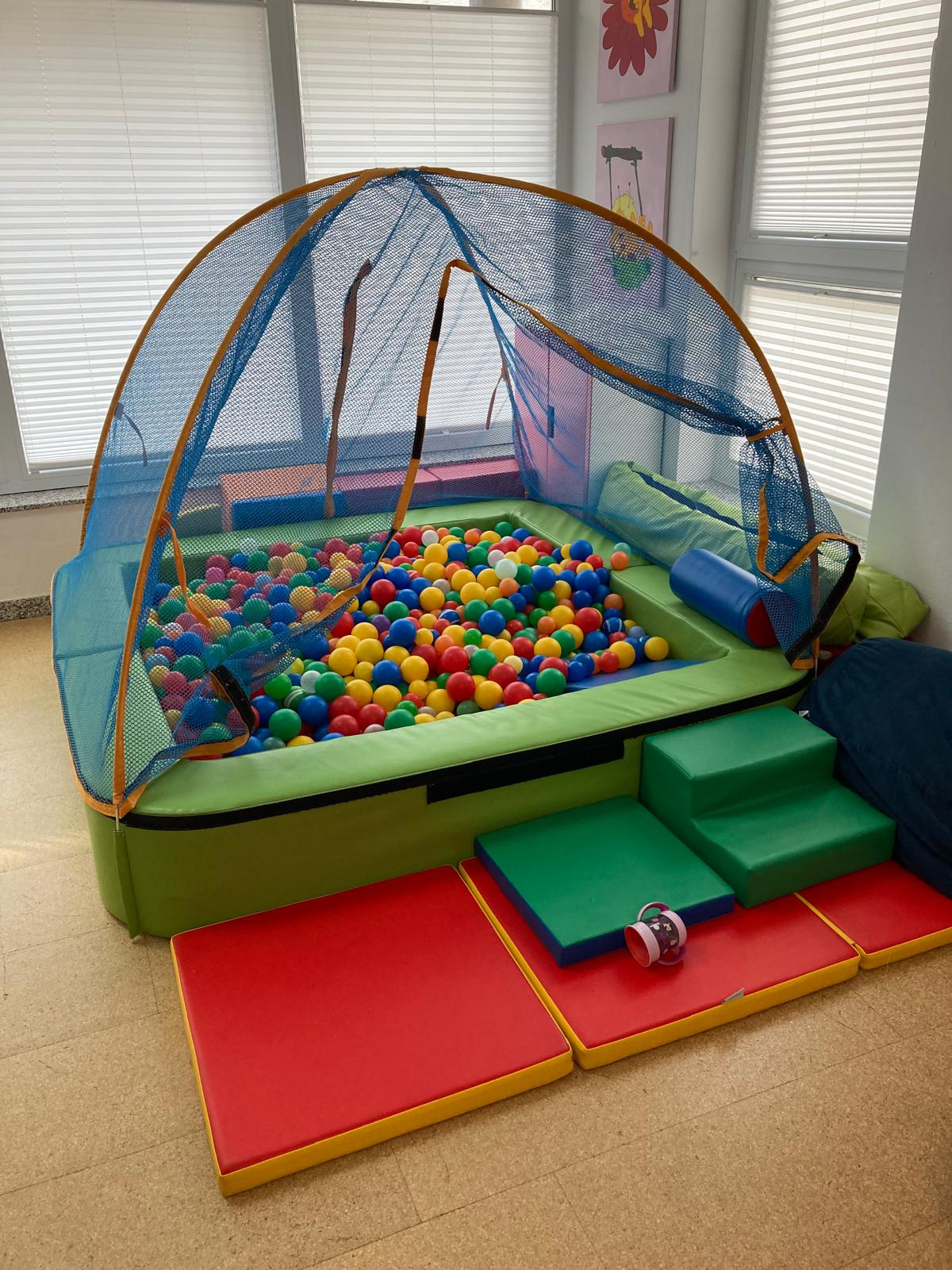 Bällebad mit buntem Spielbereich