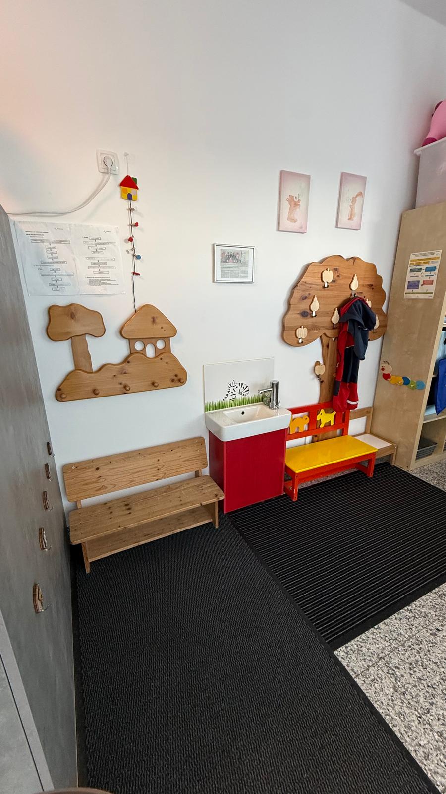 Kindgerechte Garderobe mit Waschbecken